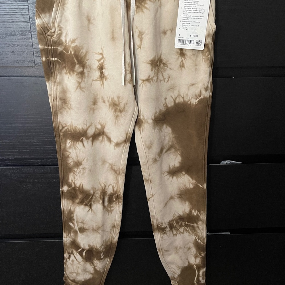 Lululemom jogger size 4 NWT